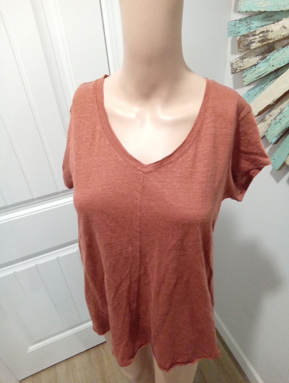 Tahari Sz M 100% Linen Slub Knit V-Neck Rust Colored Tee Breathable Lightweight
